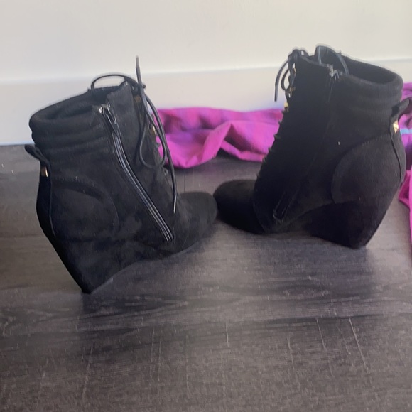 Brand new!   Never worn suede wedge bootie - Picture 5 of 8